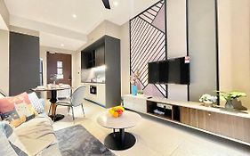 Modern 2B2B Apt Near Mid Valley - Wifi - Infinity Pool - Gym