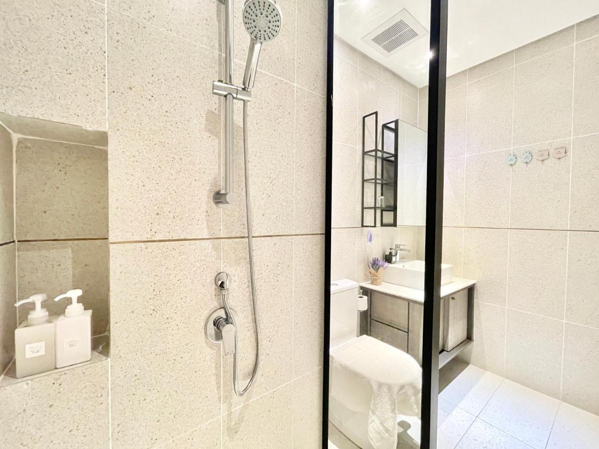 Modern 2B2B Apt Near Mid Valley - Wifi - Infinity Pool - Gym Kuala Lumpur Exterior photo